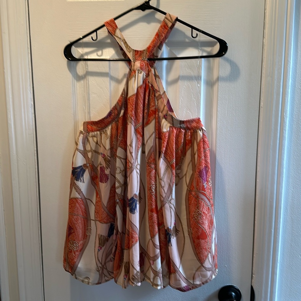 Cute flow top never worn can be worn, dressy or casual